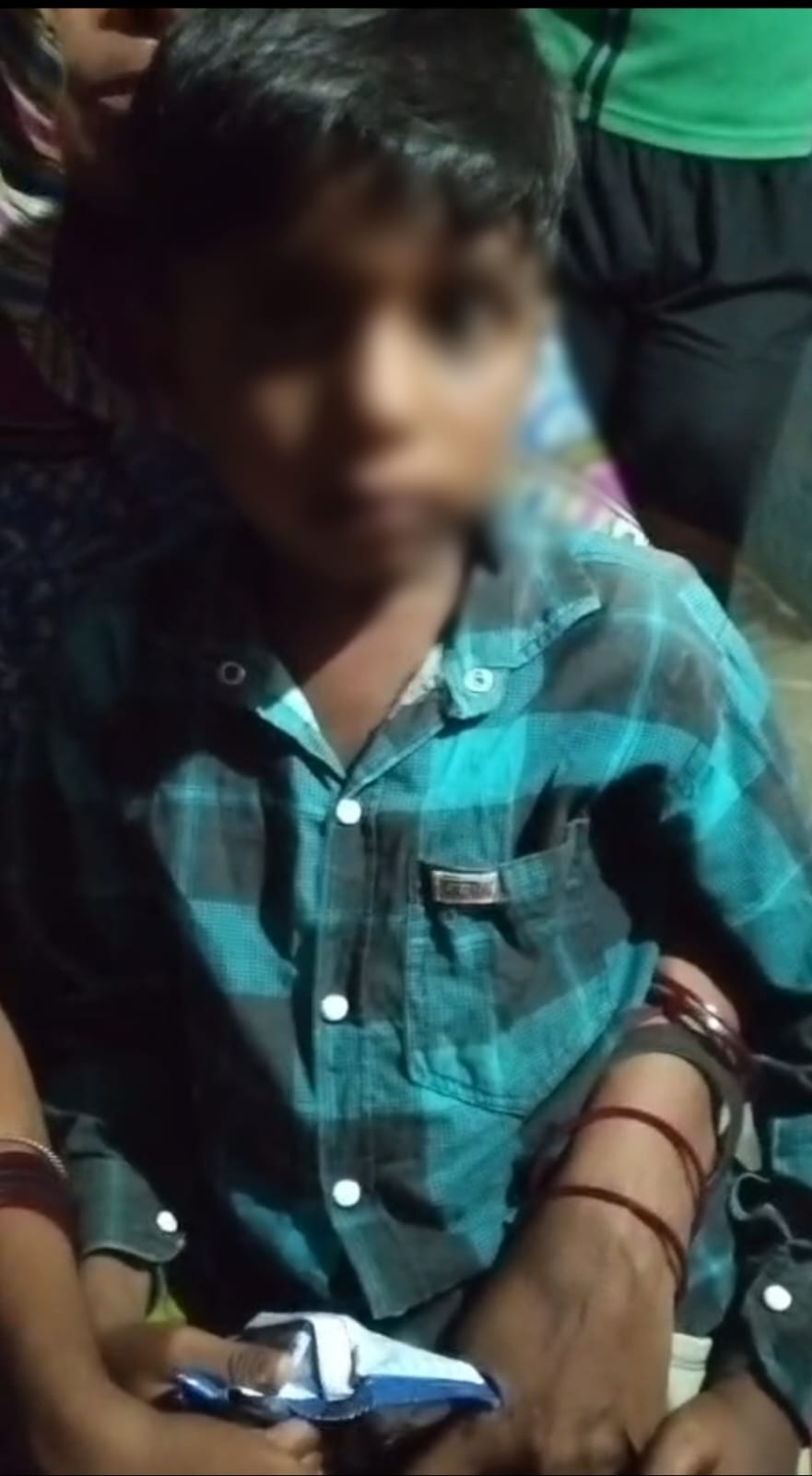 सीधी के थाना कमर्जी क्षेत्र में शादी समारोह से निकलकर रास्ता भटका 05 वर्षीय बालक,  डायल-112 जवानों ने परिजन से मिलाया।